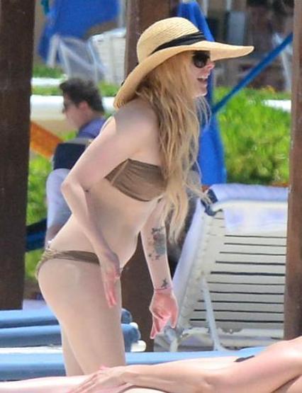 Avril Lavigne bikini kazasına uğrayacaktı