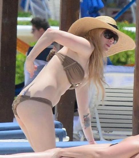 Avril Lavigne bikini kazasına uğrayacaktı