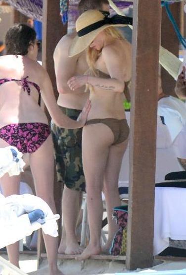Avril Lavigne bikini kazasına uğrayacaktı