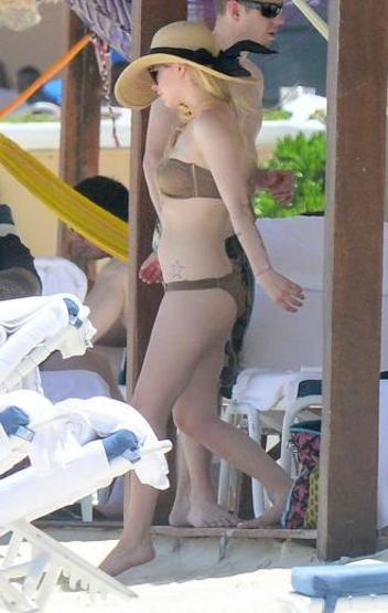Avril Lavigne bikini kazasına uğrayacaktı