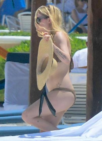Avril Lavigne bikini kazasına uğrayacaktı