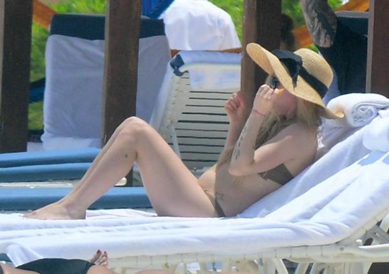 Avril Lavigne bikini kazasına uğrayacaktı