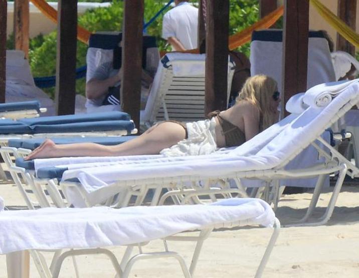 Avril Lavigne bikini kazasına uğrayacaktı