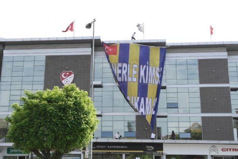 TFF binasına Fenerbahçe bayrağı asıldı