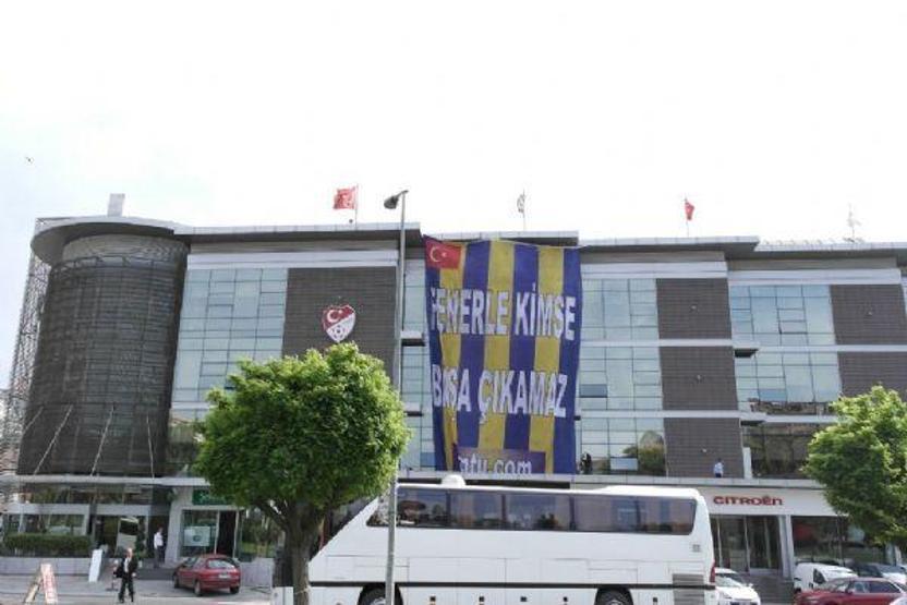 TFF binasına Fenerbahçe bayrağı asıldı