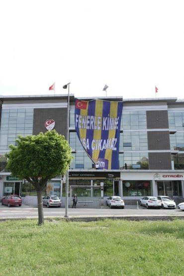 TFF binasına Fenerbahçe bayrağı asıldı