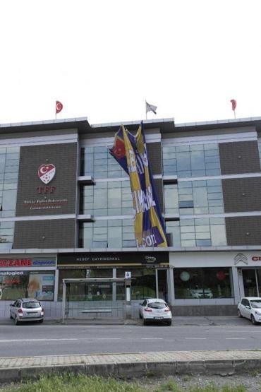 TFF binasına Fenerbahçe bayrağı asıldı