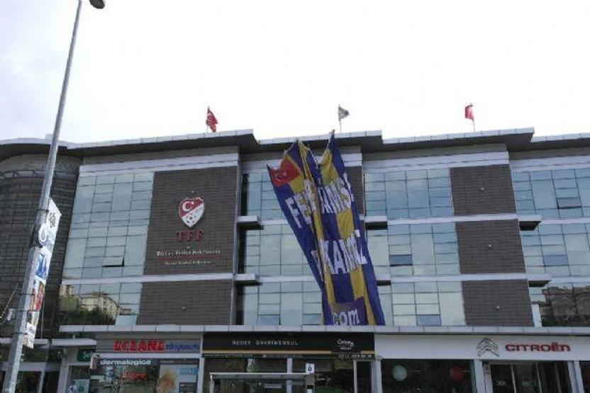 TFF binasına Fenerbahçe bayrağı asıldı