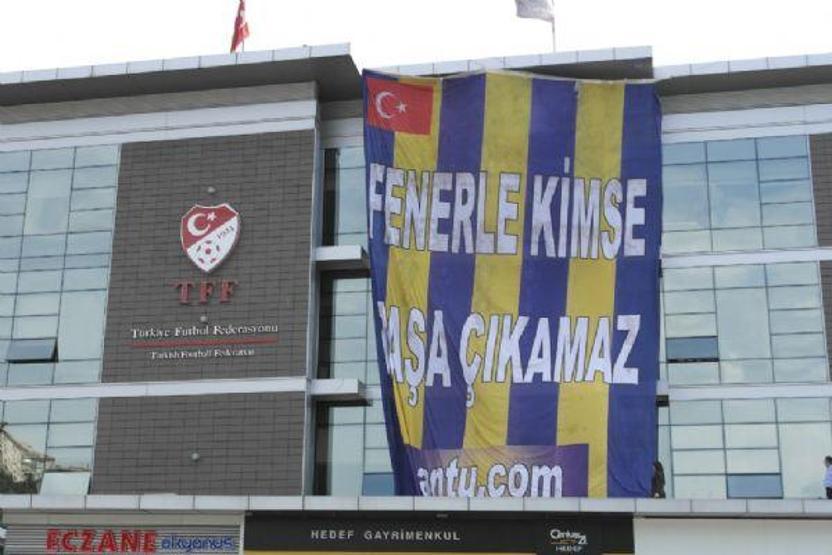 TFF binasına Fenerbahçe bayrağı asıldı