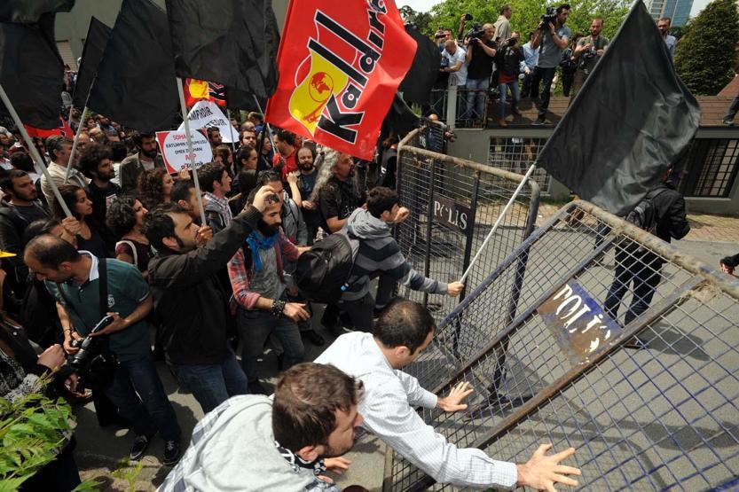 Soma Holding önünde protesto