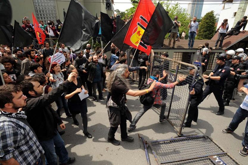 Soma Holding önünde protesto