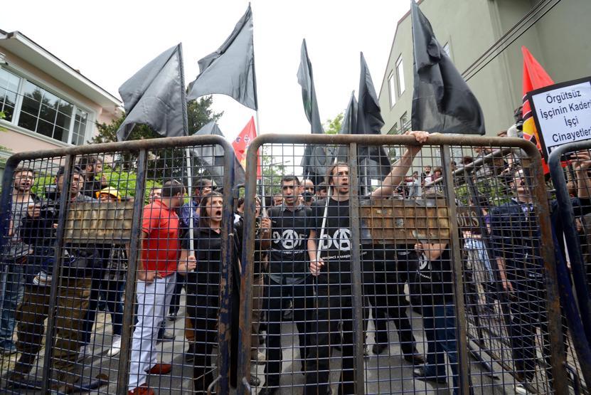 Soma Holding önünde protesto