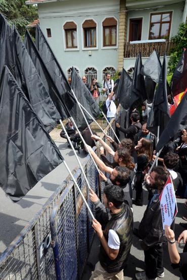 Soma Holding önünde protesto