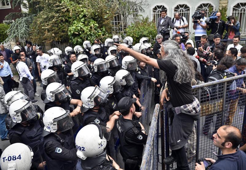 Soma Holding önünde protesto