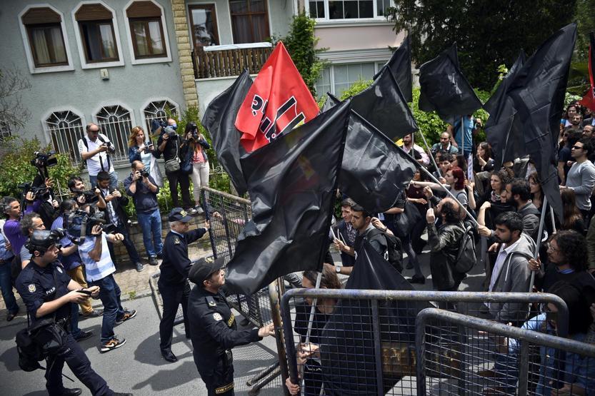Soma Holding önünde protesto