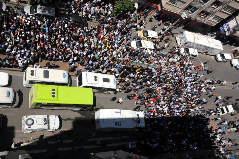 Diyarbakırda binlerce kişi Soma için yürüdü