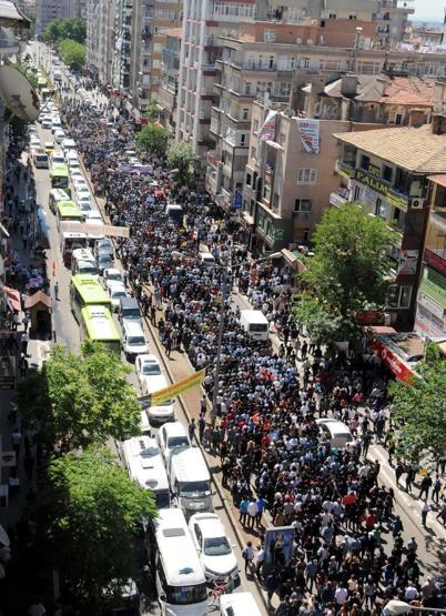 Diyarbakırda binlerce kişi Soma için yürüdü