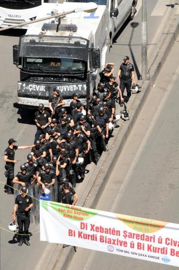 Diyarbakırda binlerce kişi Soma için yürüdü