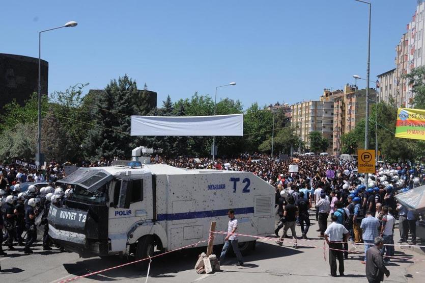 Diyarbakırda binlerce kişi Soma için yürüdü