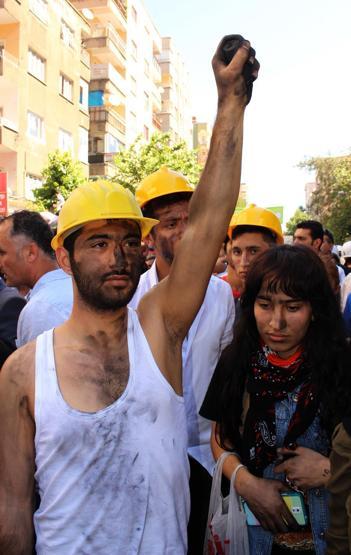 Diyarbakırda binlerce kişi Soma için yürüdü