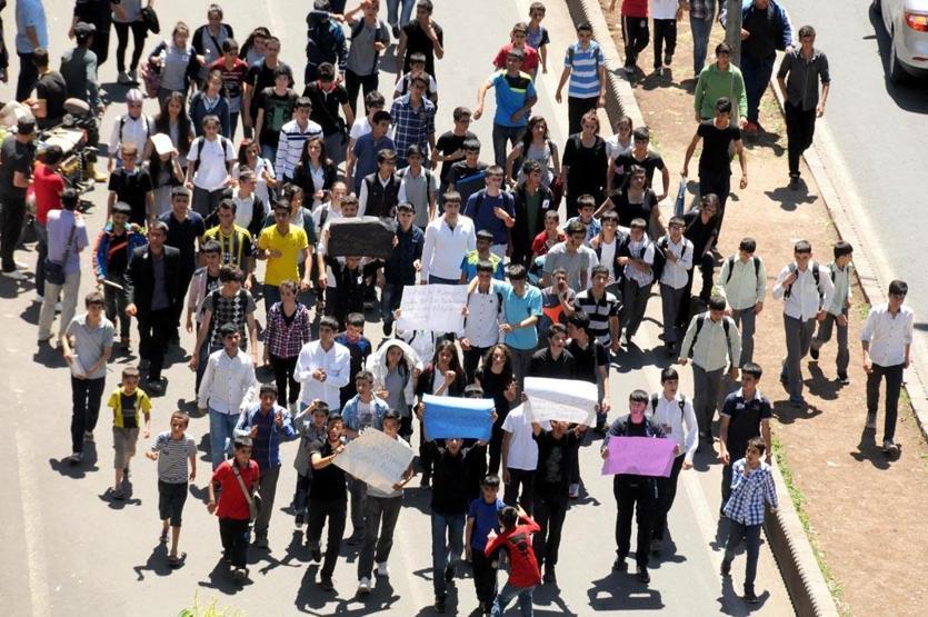 Diyarbakırda binlerce kişi Soma için yürüdü