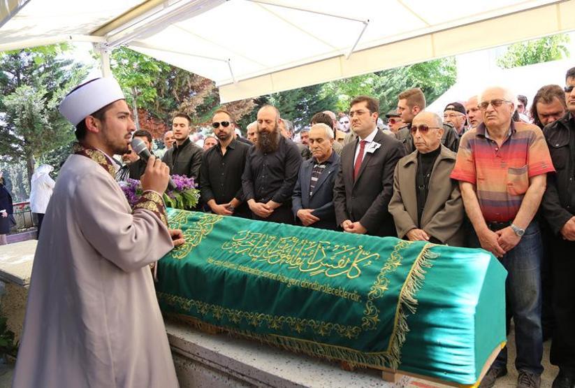 Halit Ergençin annesi son yolculuğuna uğurlandı