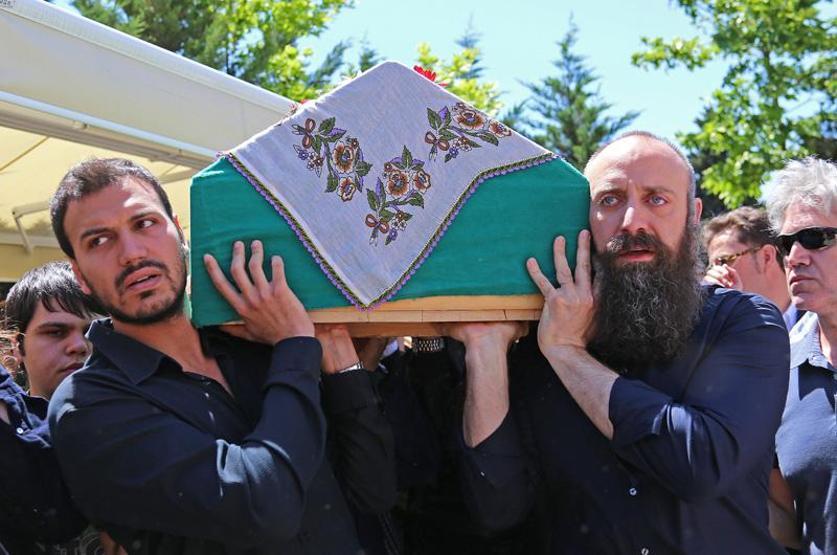 Halit Ergençin annesi son yolculuğuna uğurlandı