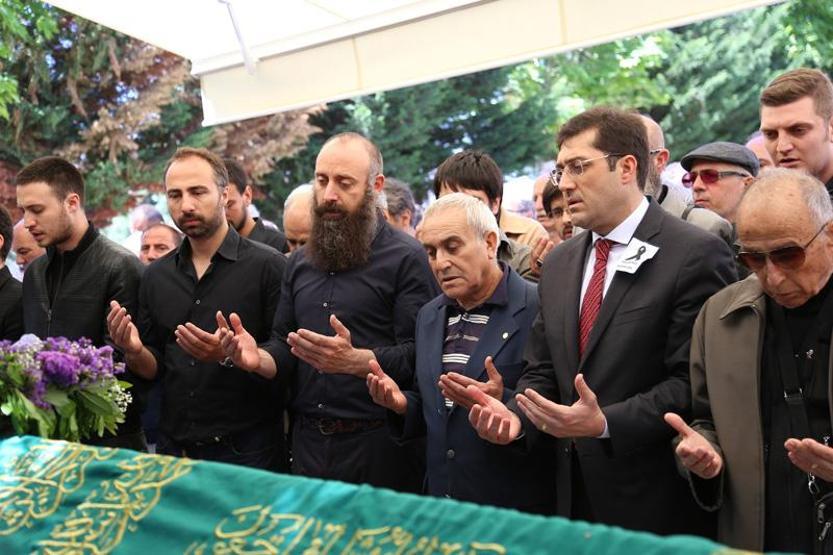 Halit Ergençin annesi son yolculuğuna uğurlandı