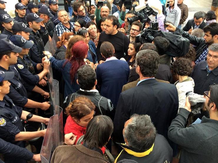 Somada avukatlar tekme tokat gözaltına alındı