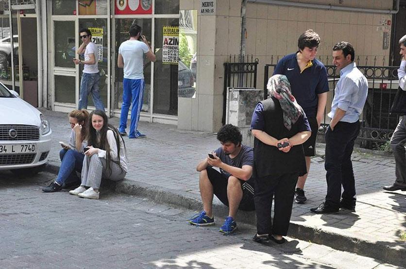 Ünlülerden deprem tweetleri