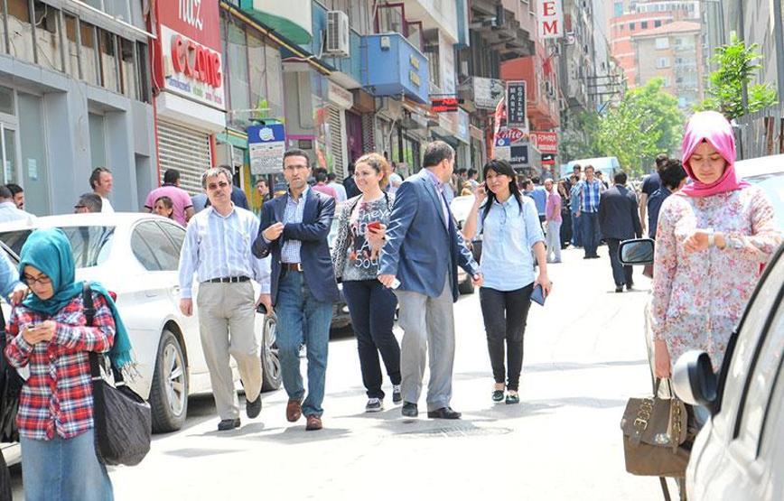 Ünlülerden deprem tweetleri