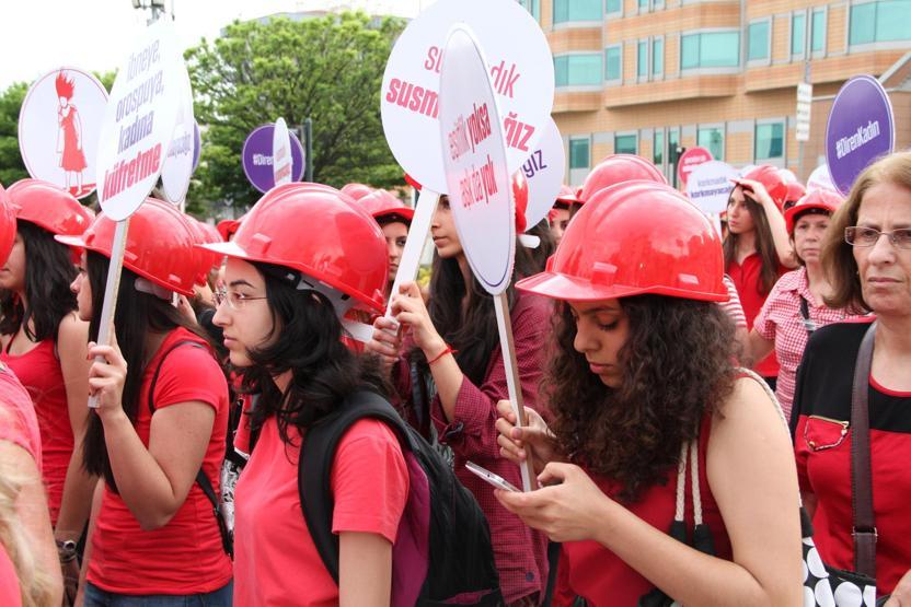 Gezinin yıl dönümünde kırmızılı kadınlar yürüyüşü
