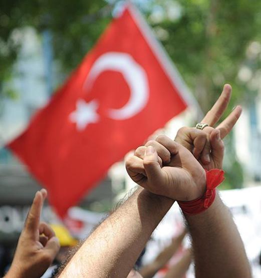 Ethem Sarısülükün vurulduğu yerde beyaz güvercin uçurdular..