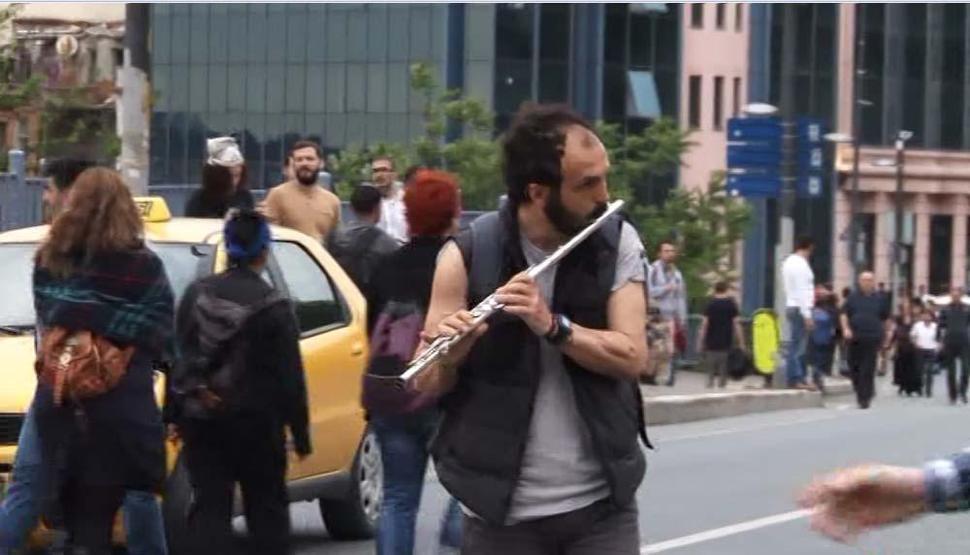 Eylemciler TOMA önünde selfie çekti