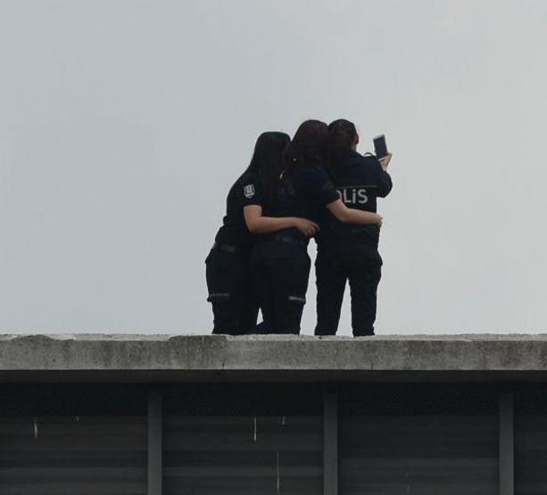 Kadın polislerden Taksim selfiesi