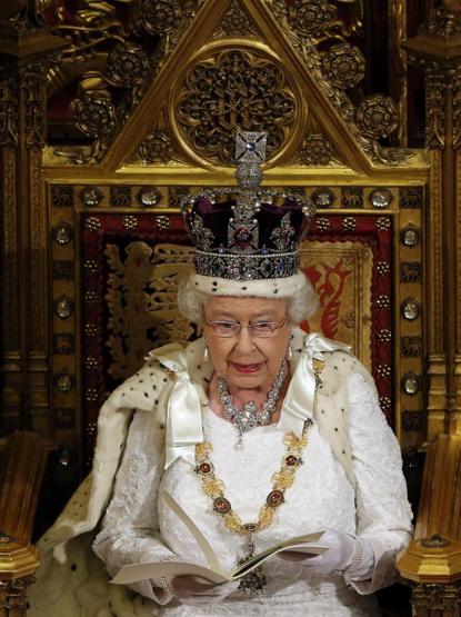 Kraliçe II. Elizabeth göz kamaştıran bir törenle parlamentoyu açtı