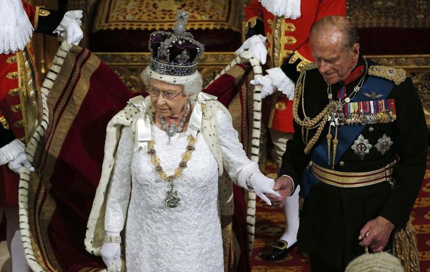 Kraliçe II. Elizabeth göz kamaştıran bir törenle parlamentoyu açtı