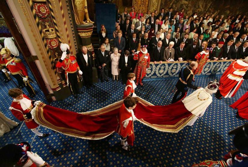 Kraliçe II. Elizabeth göz kamaştıran bir törenle parlamentoyu açtı