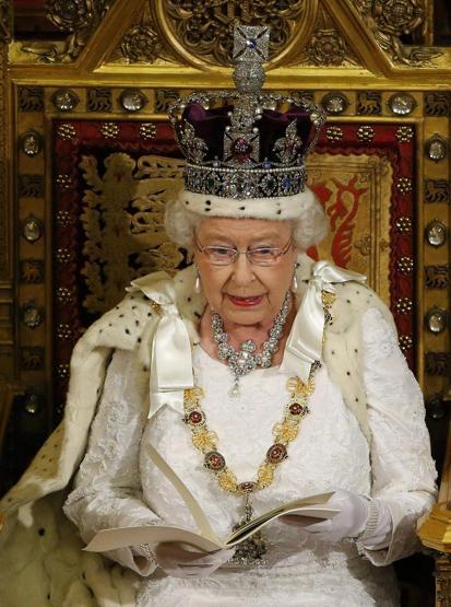 Kraliçe II. Elizabeth göz kamaştıran bir törenle parlamentoyu açtı