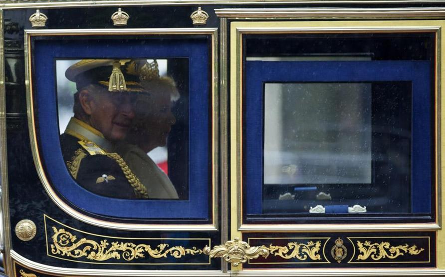 Kraliçe II. Elizabeth göz kamaştıran bir törenle parlamentoyu açtı
