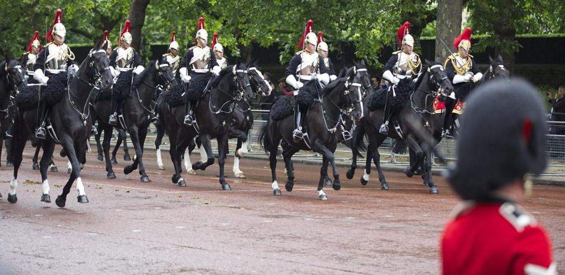 Kraliçe II. Elizabeth göz kamaştıran bir törenle parlamentoyu açtı