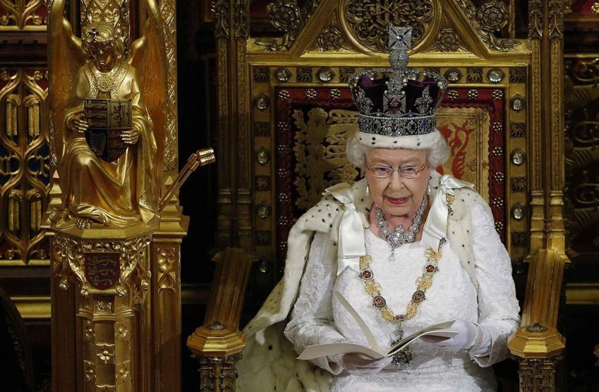 Kraliçe II. Elizabeth göz kamaştıran bir törenle parlamentoyu açtı