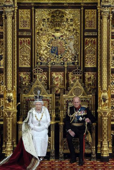 Kraliçe II. Elizabeth göz kamaştıran bir törenle parlamentoyu açtı