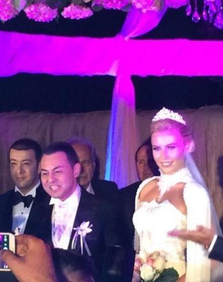 Serdar Ortaç ile Chloe Loughnan evlendi