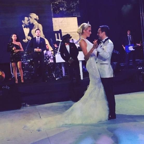 Serdar Ortaç ile Chloe Loughnan evlendi