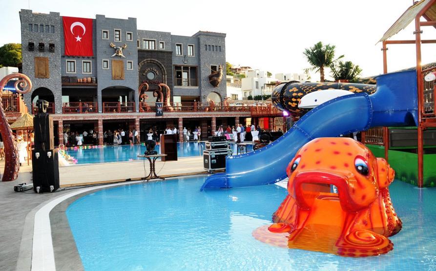 Eşi için su parkı açtı