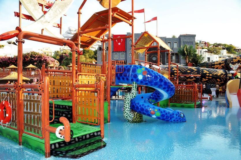 Eşi için su parkı açtı