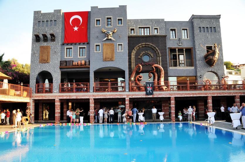 Eşi için su parkı açtı
