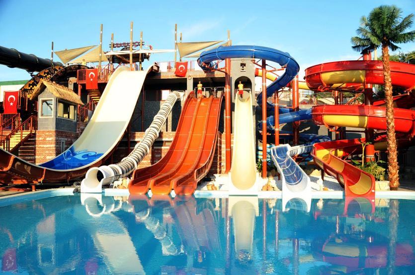 Eşi için su parkı açtı