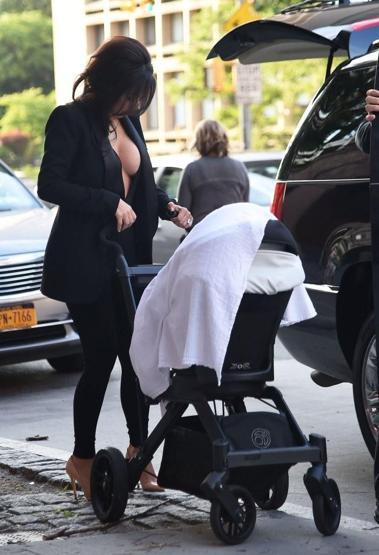 Kim Kardashian göğüs dekoltesiyle yürekleri hoplattı...